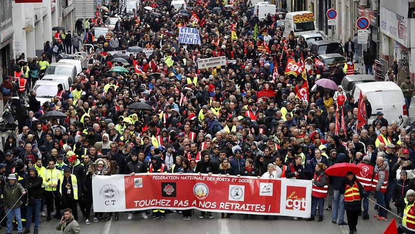 "Rührt unsere Renten nicht an" steht auf einem Banner, das die Demonstranten in Marseille vor sich hertragen. Tausende Franzosen demonstrieren landesweit erneut gegen die von der Regierung geplante Rentenreform.