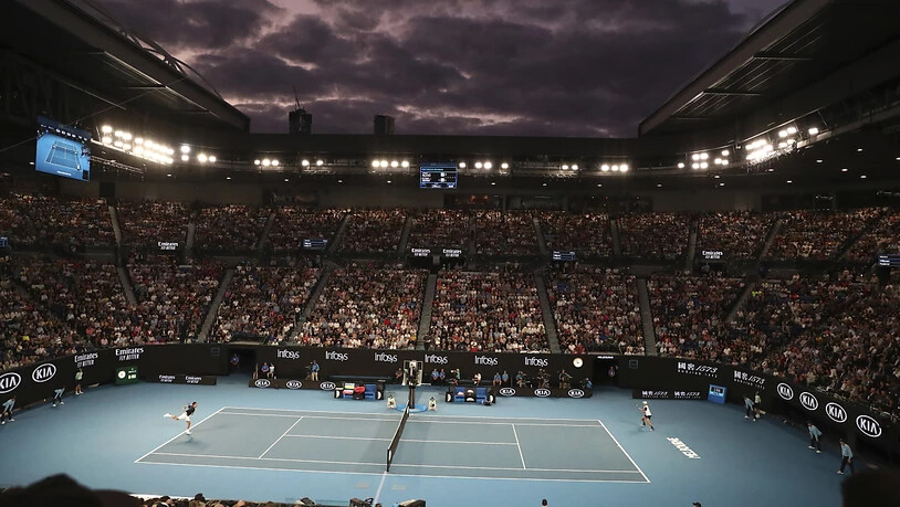 Bei seinem dritten Auftritt in der Rod Laver Arena spielte Federer erstmals unter freiem Himmel