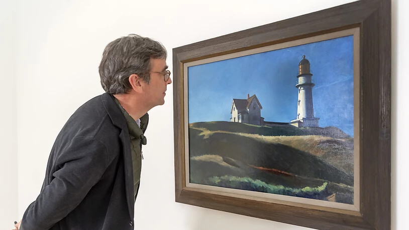 Ulf Küster, Kurator der Edward Hopper-Ausstellung in der Fondation Beyeler, betrachtet das Gemälde "Lighthouse Hill" (1927).