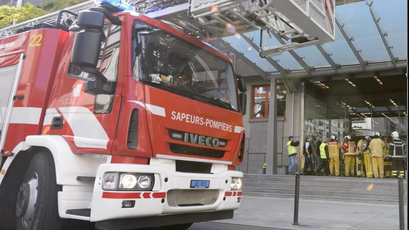 Die Feuerwehr evakuierte das vierstöckige Gebäude im Zentrum Genfs. Sie brachte 40 Anwohner in Sicherheit. Einige von ihnen wurden mit Verdacht auf Rauchvergiftungen ins Spital gebracht. (Symbolbild)