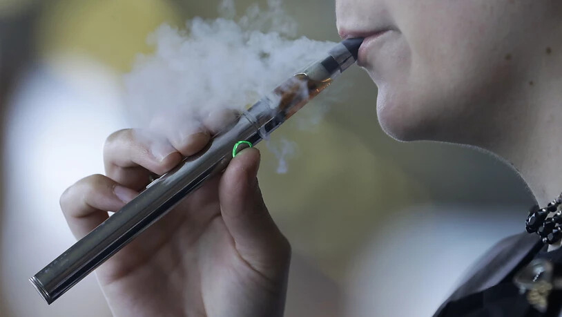 Für den  Marlboro-Konzern Altria ist der E-Zigaretten-Hersteller Juul zu einer grossen Belastung geworden. (Symbolbild)