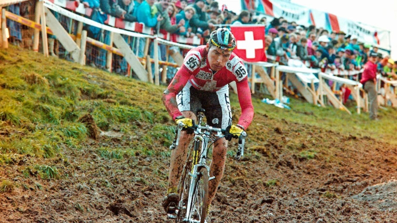 29. Januar 1995 in Eschenbach: Vor 20 000 begeisterten Zuschauern fährt Dieter Runkel dem WM-Titel entgegen.