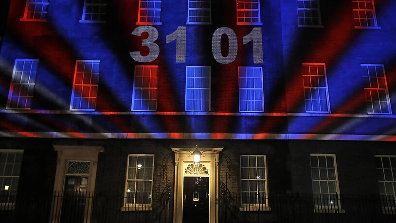 Grossbritannien ist aus der EU ausgetreten. Der Sitz des britischen Premierministers Boris Johnson in der Downing Street 10 in London erleuchtet in den britischen Nationalfarben.