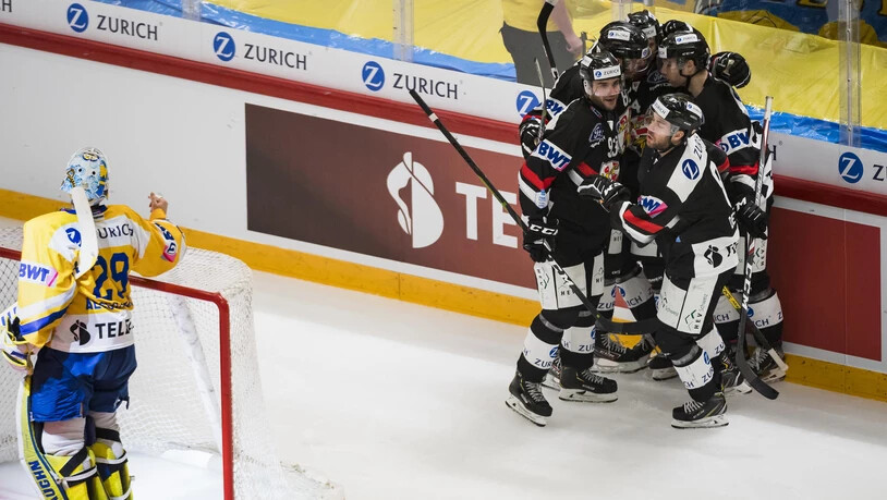 HCD-Goalie Sandro Aeschlimann muss den Ajoie-Spielern beim Jubeln zusehen.