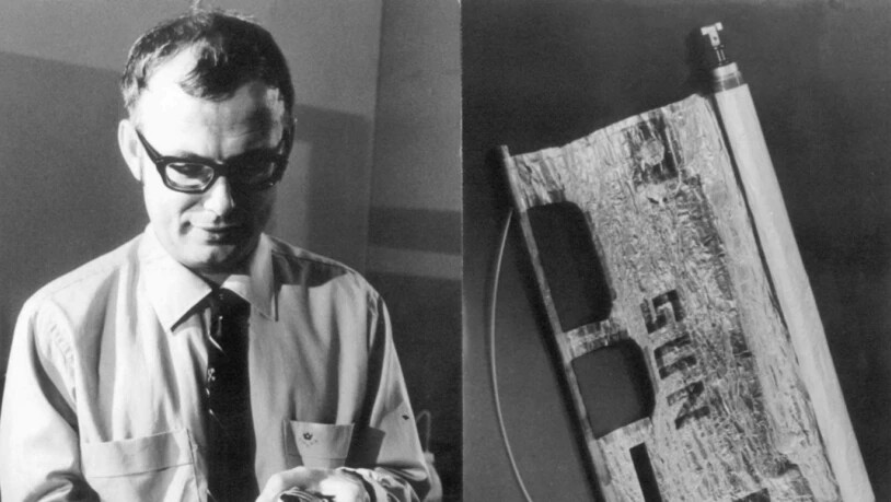 Der Berner Physikprofessor Johannes Geiss hält am 13. August 1969 einen Vakuumzylinder, in dem sich ein Stück des Sonnenwindsegels befindet, das bei der Mondlandung von Apollo-11 mit an Bord war. (Archivbild)