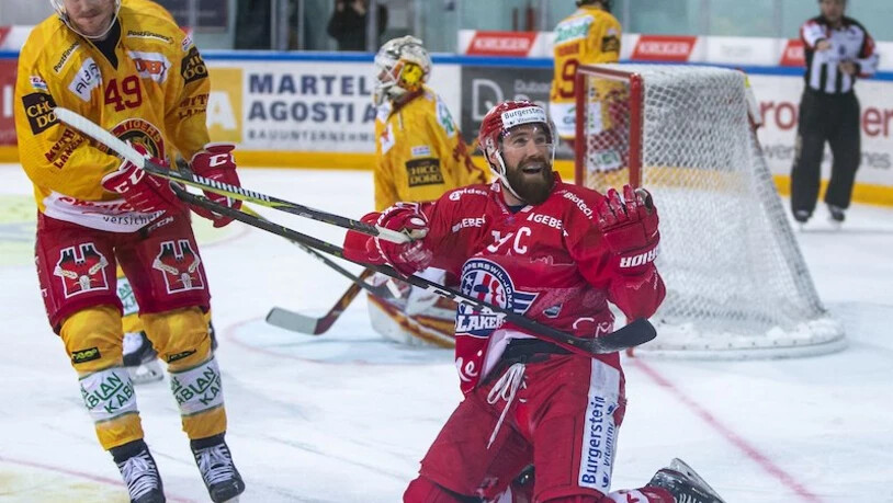 Goal: Lakers-Stürmer Andrew Rowe bejubelt seinen Shorthander zum 7:2, nachdem er sich mit Cédric Hächler durch die Reihen der Langnauer gespielt hat.Bild Keystone