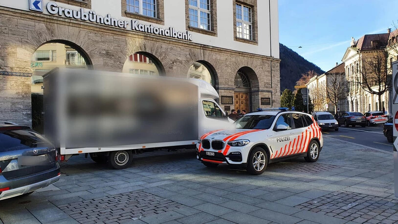 Die Polizei vor dem GKB-Hauptsitz am Churer Postplatz.
