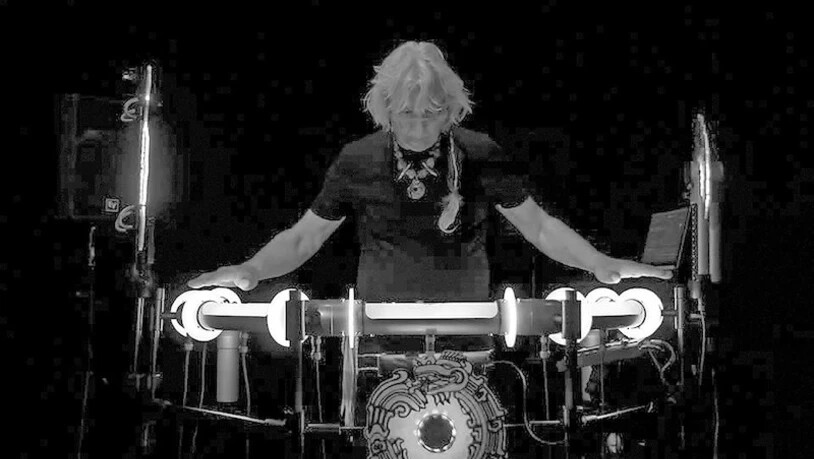 Eine Licht- und Klangshow: Piet Jan Blauw ist am Samstagabend im Tunnel im Holenstein-Areal in Glarus zu sehen.