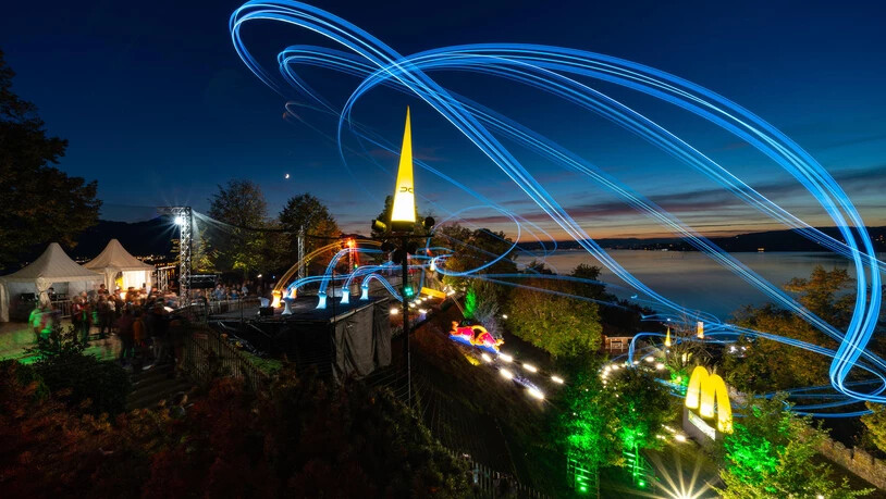 Wettflug: Drohnenpiloten aus dem In- und Ausland lassen ihre Fluggeräte in Rapperswil durch einen Parcours düsen.