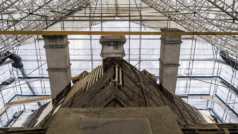 Über dem ursprünglichen Dach musste ein provisorisches Dach gebaut werden.