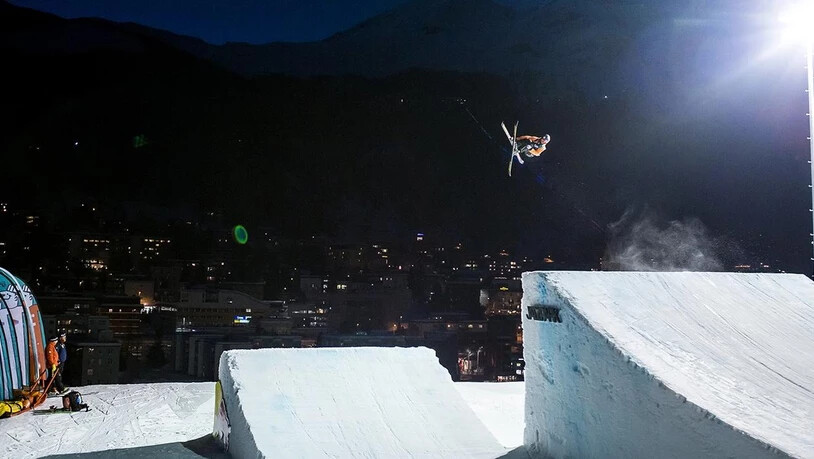 Bei Flutlicht misst sich die europäische Elite und zeigt spektakuläre Sprünge am Davoser Nachthimmel.