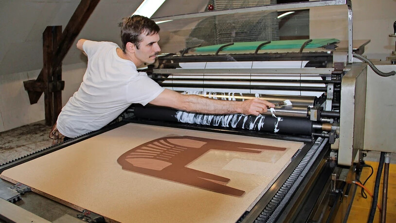 Im Druck: Die Druckwalze bestreicht Dafi Kühne mit weisser Farbe.