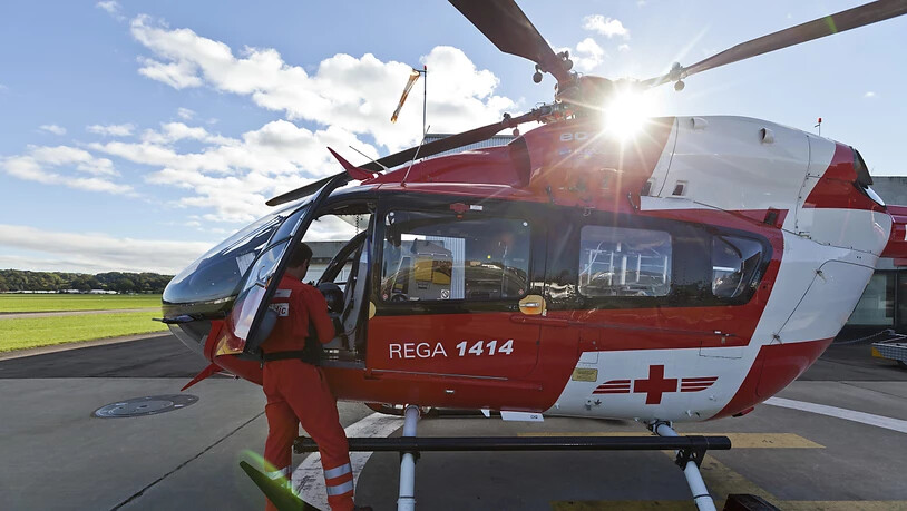 Ein 23-Jähriger ist am Freitagnachmittag mit der Rega in ein Spital geflogen worden, weil er bei einem Sturz von einem Fasnachtswagen in Gommiswald SG schwer verletzt wurde. (Archivbild)