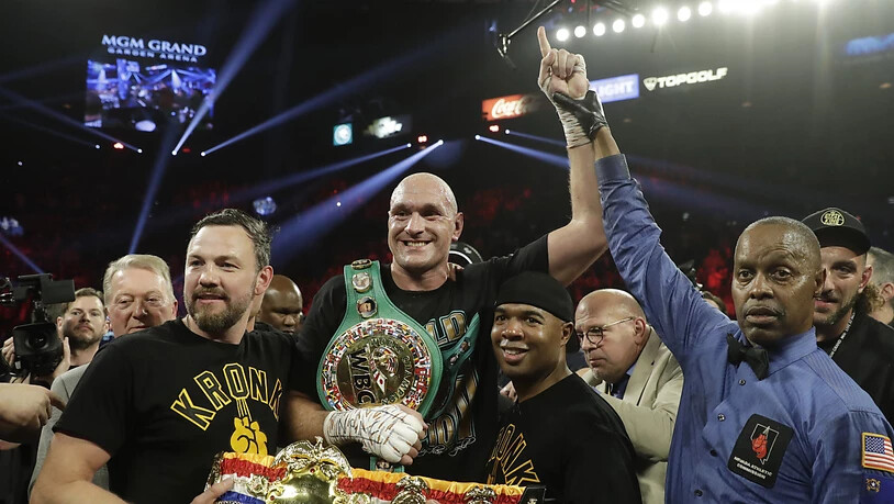 Tyson Fury (Bildmitte) ist neuer WBC-Schwergewichts-Weltmeister