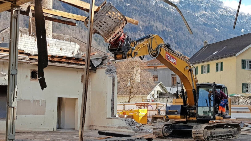 Symbolischer Neuanfang: Ein Bagger macht sich am 150-jährigen Gebäude zu schaffen, das teilweise einem Neubau Platz macht.