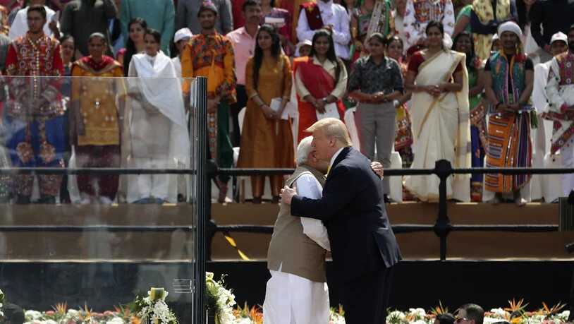 "America first" trifft auf "Make in India". Der indische Regierungschef Narendra Modi empfing den US-Präsidenten im grössten Kricket-Stadion der Welt in der Stadt Ahmedabad.