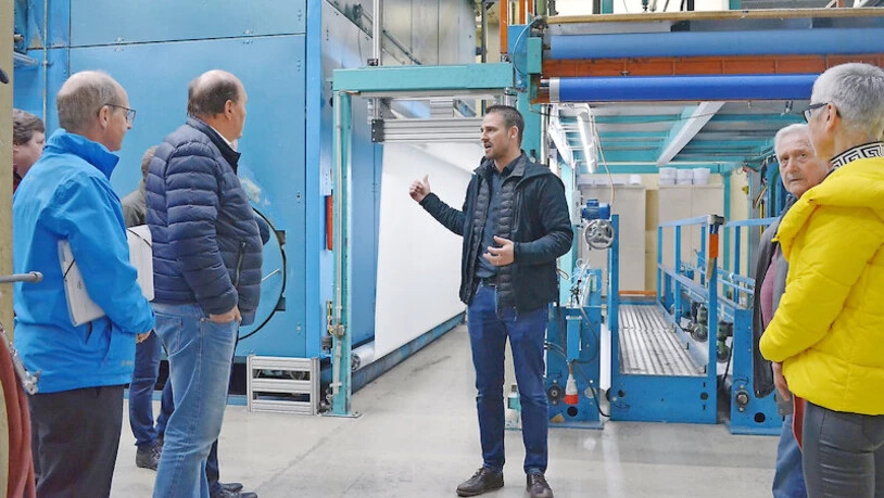 Geschäftsführer Christian Landolt erklärt den Anwohnern die Produktion der synthetischen Vliese und woher der Geruch kommt.