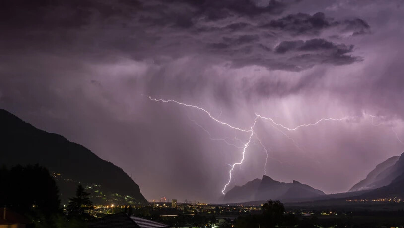 Genfer Forscher wollen Blitze mit Lasern beeinflussen. Anfang April startet in der Ostschweiz die Testphase. (Symbolbild)