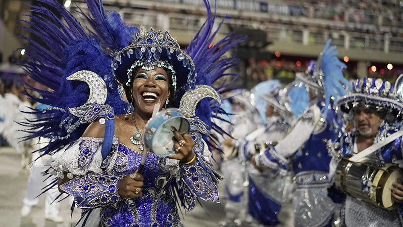 Am Karneval in Rio de Janeiro treten zahlreiche Sambaschulen an. (Archivbild)