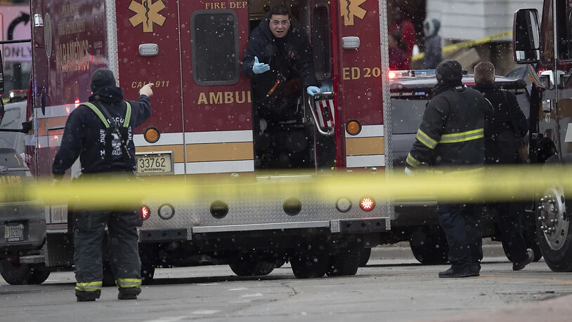 Nach einer Schiesserei in Milwaukee (USA) rückt die Ambulanz aus, um Verletzte zu bergen.