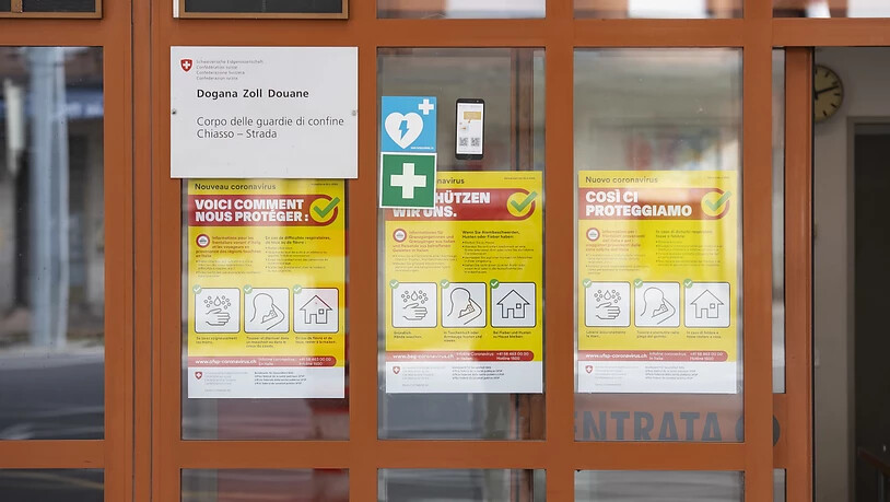 Im Kanton Tessin informieren gelbe Flyer des Bundes über Vorsichtsmassnahmen des Bundes.