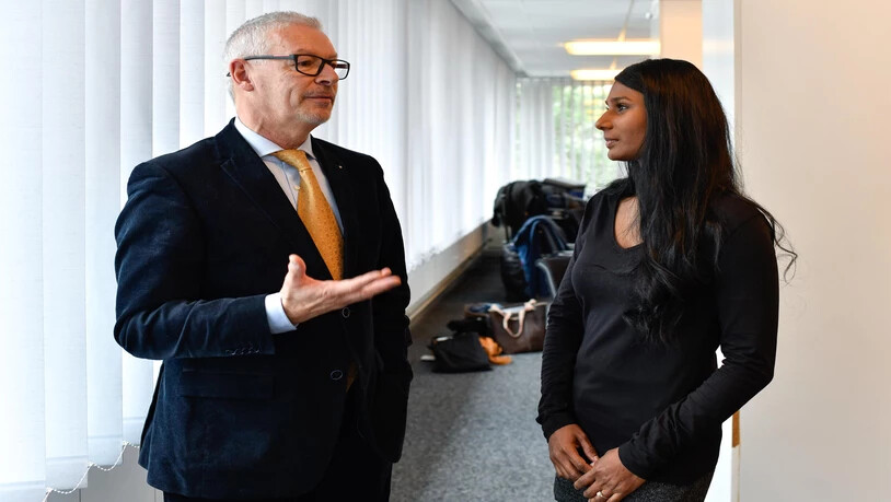 Sprachen über ein dunkles Kapitel: Regierungsrat Martin Klöti und Sarah Ramani Ineichen, die als Kind illegal adoptiert wurde. 