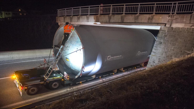 Ein Wärmespeicher mit 4.8 Meter Durchmesser hergestellt von der Arno Stiefenhofer AG ist in der Nacht transportiert worden.  