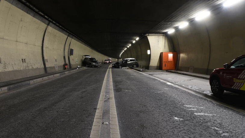 Nach dem Unfall im Tunnel musste der Verkehr über die Kantonsstrasse umgeleitet werden.