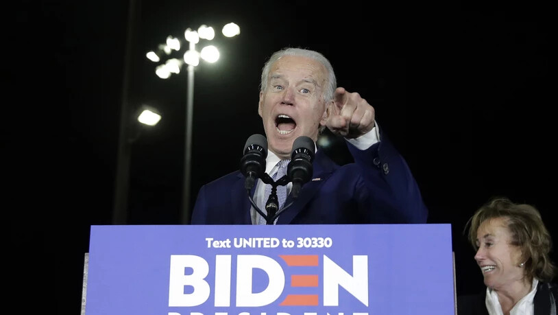 Der ehemalige US-Vizepräsident Joe Biden reagiert begeistert auf seine unerwartete Siegesserie beim "Super Tuesday" der Präsidentschafts-Vorwahlen der USDemokraten.
