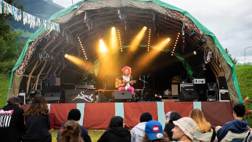 Nicht zum ersten Mal im Glarnerland: Einen Vorgeschmack des holländischen Elvis gabs schon letzten Sommer an der Betonchilbi in Näfels, nun zeigt King Sacha seine «Pizza Party Show» auf der Tunnelbühne in Glarus.