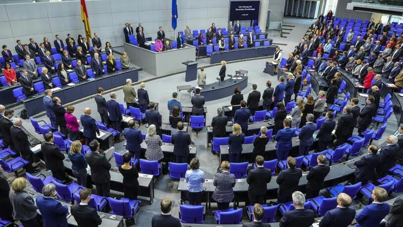 Schweigeminute im deutschen Bundestag für die Opfer der terroristischen Bluttat im hessischen Hanau.