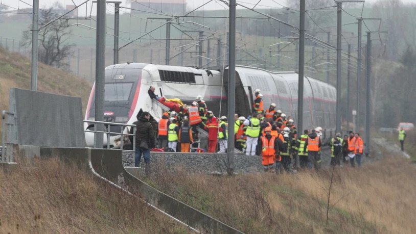 Nach der Entgleisung eines TGV-Triebwagens nahe Strassburg wird ein Passagier von Rettungskräften aus dem Zug geholt.