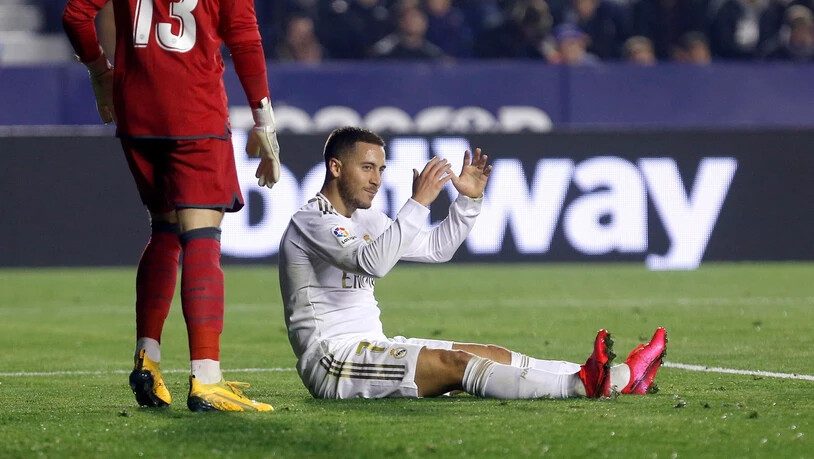 Wird das Verletzungspech in dieser Saison nicht los: Real Madrids Stürmer Eden Hazard (auf dem Boden sitzend)