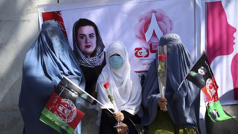 In der afghanischen Hauptstadt Kabul haben NGO am Internationalen Frauentag Bettlerinnen versammelt.