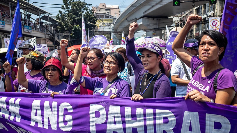 Die Demonstration in der philippinischen Hauptstadt Manila richtete sich auch gegen den Präsidenten Rodrigo Duterte, dem immer wieder Frauenfeindlichkeit vorgeworfen wird.