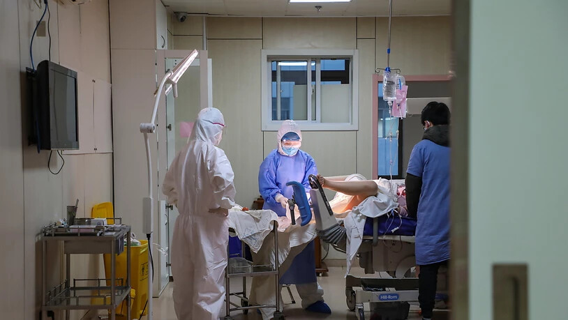 China hat am Montag erneut rückläufige Zahlen für Infektionen sowie Todesopfer beim Coronavirus bekanntgegeben. (Symbolbild)