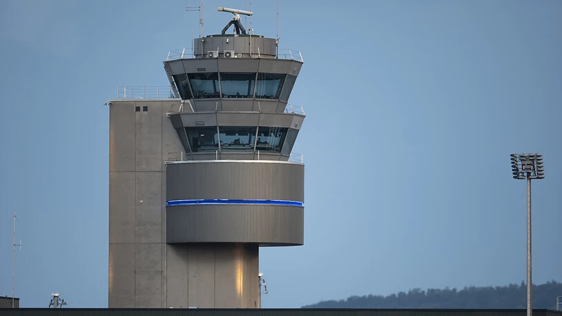 Der Flughafen Zürich hat 2019 Umsatz und Gewinn steigern können. Fürs laufende Jahr ist das Flughafen-Management indes nicht mehr so zuversichtlich. Im Bild: Der Tower, aufgenommen am 5. Juni 2019. (Archivbild)