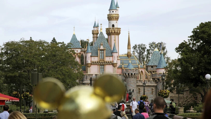 Der beliebte Freizeitpark Disneyland in Kalifornien bleibt wegen der Coronavirus-Pandemie ab Samstag bis Ende März geschlossen.