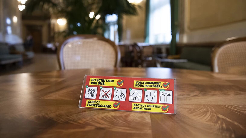 Verhaltensregeln des BAG während der Coronavirus-Pandemie aufgestellt in der Wandelhalle des Nationalrats. Bisher gibt es in der Schweiz bereits über 1000  Fälle.