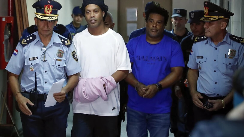 Der ehemalige brasilianische Fussballstar Ronaldinho und sein Bruder Roberto Assis müssen in Paraguay in Untersuchungshaft bleiben. Die beiden waren vor einer Woche verhaftet worden.