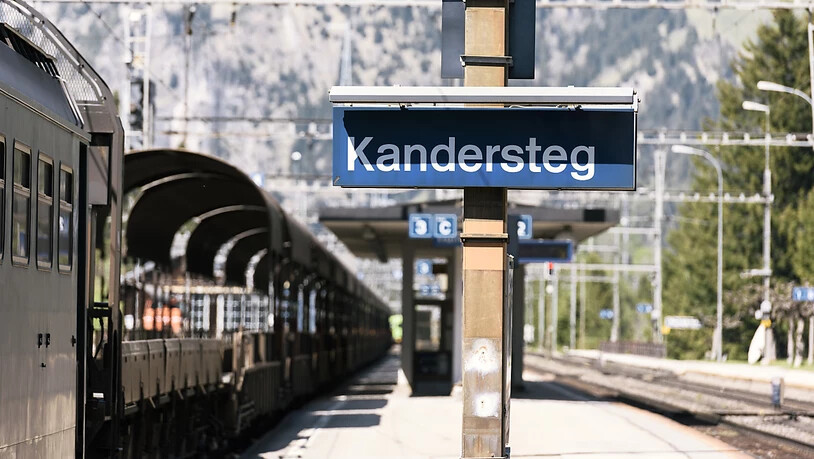Am Lötschberg müssen die Züge wieder über die Bergstrecke fahren - also via Kandersteg. (Archivbild)