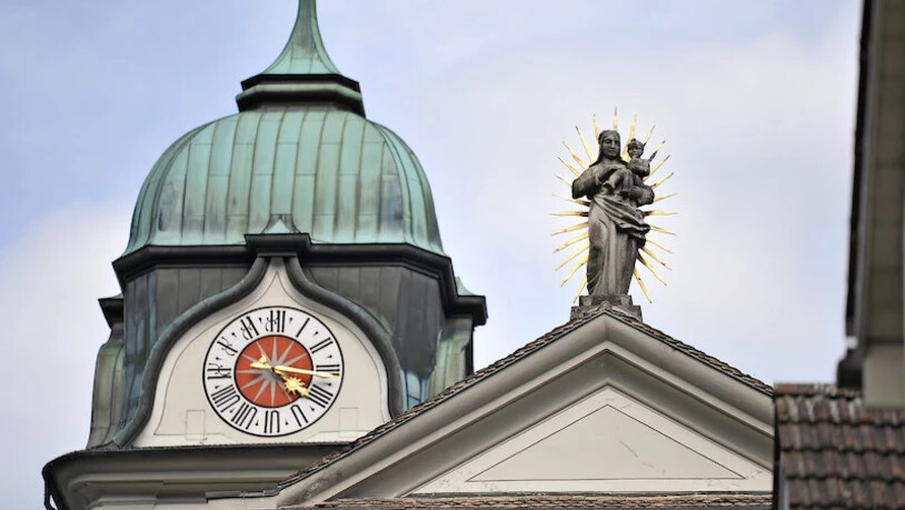 Schwerer Stand: Im katholischen Oberurnen und Näfels  – im Bild die dortige Pfarrkirche St. Hilarius  – werden die laut neuer Verfassung vorgeschriebenen Wahlen erst auf die Androhung einer militärischen Intervention durchgeführt.