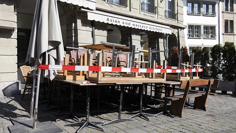 Die einschneidenden Massnahmen gegen die Verbreitung des Coronavirus dürften die Schweizer Wirtschaft 2020 in eine Rezession stürzen - im Bild ein geschlossenes Restaurant in Bern.