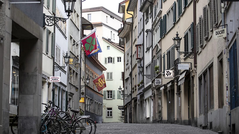 Geschlossene Läden und Geschäfte: Das Coronavirus sorgt für leere Gassen - und damit auch für eine Vollbremsung der Schweizer Wirtschaft. (Themenbild)