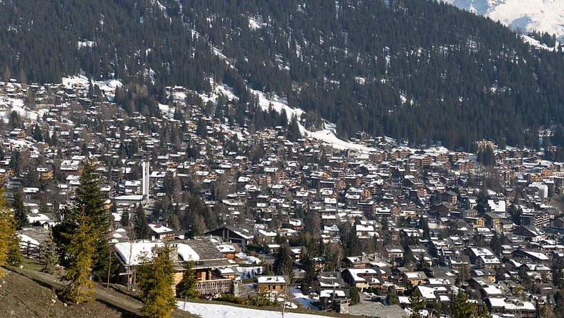 Im Walliser Wintersportort Verbier gibt es zahlreiche Ferienhäuser. Wegen des Coronavirus sollen jetzt das Dorf und die ganze Region unter Quarantäne gestellt werden. (Archivbild)