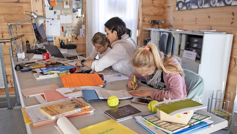 Ungewohnte Situation: In den nächsten Wochen erledigen die Schüler ihre Schulaufgaben daheim. Bild Marcel Bieri/Keystone