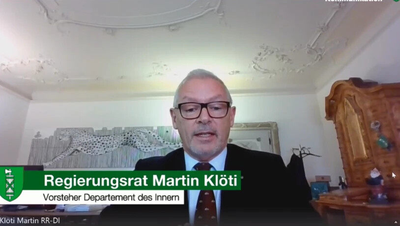 Innenminister Martin Klöti (FDP) wird aus seinem Büro zugeschaltet, weil er als über 65-Jähriger zur Risikogruppe gehört$