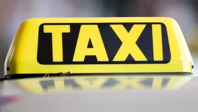 Menschen über 65 Jahre erhalten in Wien einen Taxi-Gutschein in Höhe von 50 Euro. Damit soll das Infektionsrisiko durch mögliche Kontakte in Bussen und Bahnen minimiert werden. (Themenbild)