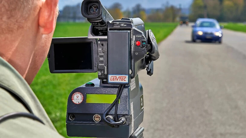 Diesmal nicht im Sernftal: Ein Militärpolizist macht eine Geschwindigkeitskontrolle.