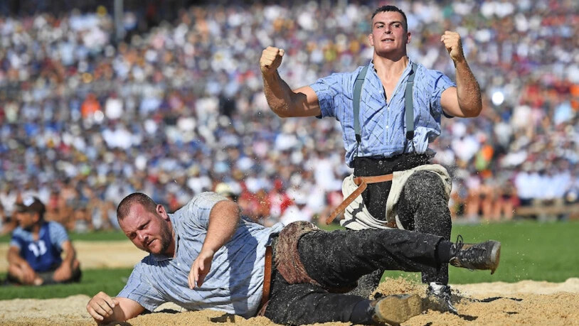 Vertagt: Der Thurgauer Spitzenschwinger Samuel Giger (im Bild bejubelt er den gewonnenen 8. Gang am «Eidgenössischen» in Zug gegen Sven Schurtenberger) wird seine Muskeln erst ein Jahr später in Kaltbrunn spielen lassen können.
